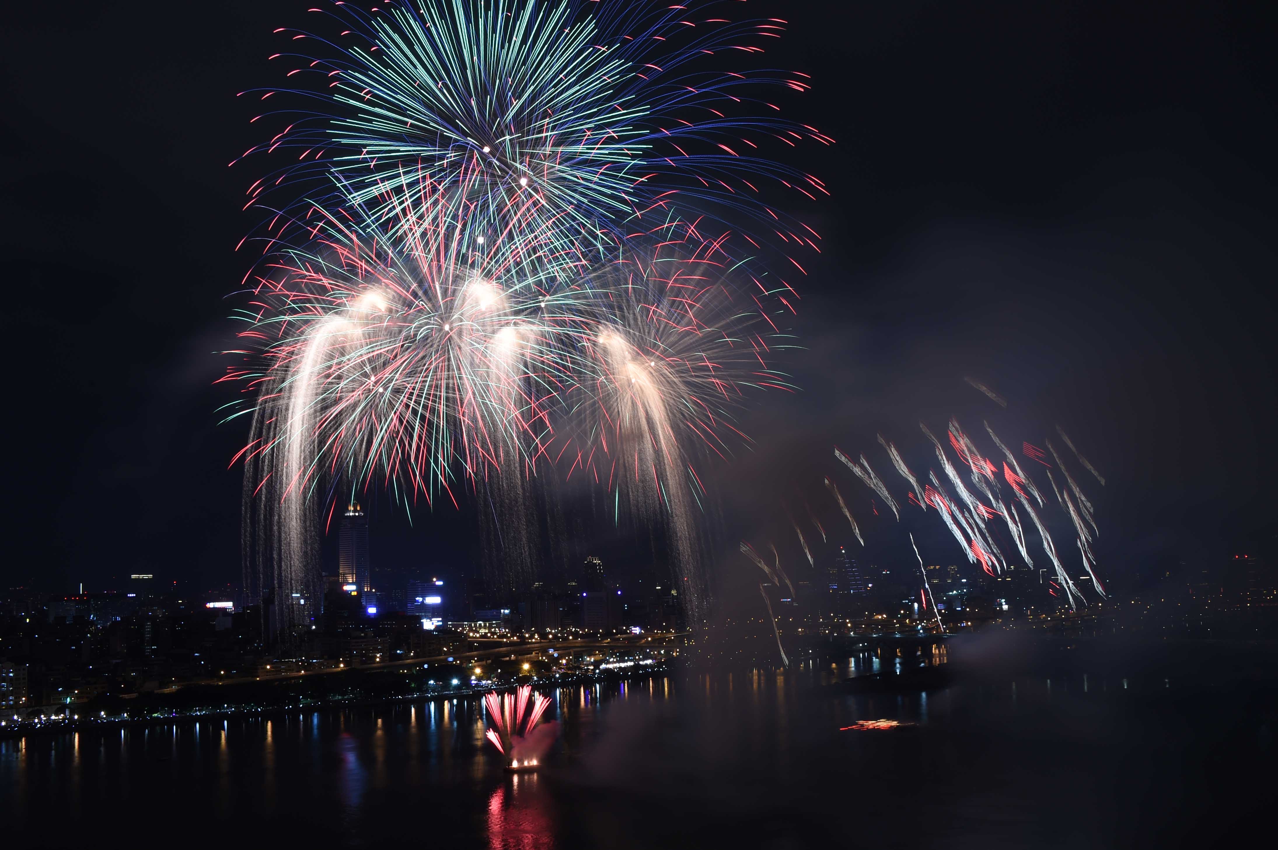2015 Dadaocheng Fireworks-5